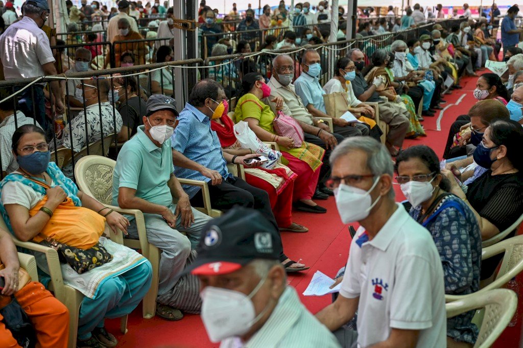 染疫病亡破20萬 印度線上疫苗接種登記擠爆