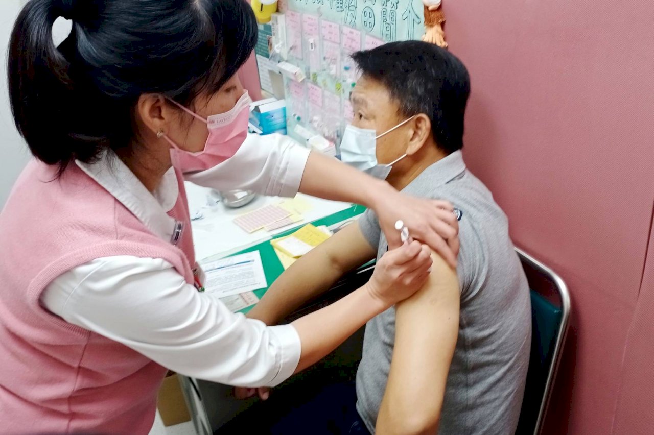 東奧6搶1資格賽  總教練洪一中帶頭  中華隊20人打疫苗