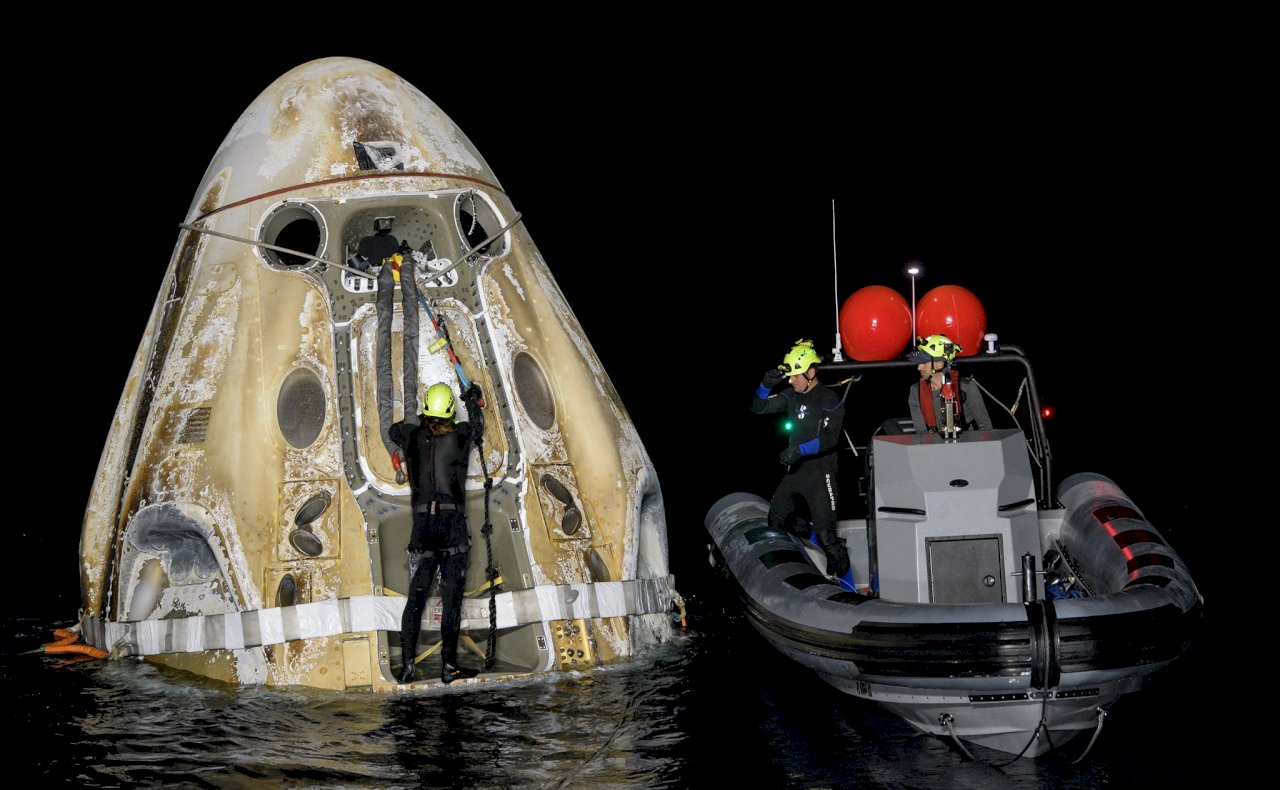 NASA逾50年來首見 SpaceX太空船夜間降落海上