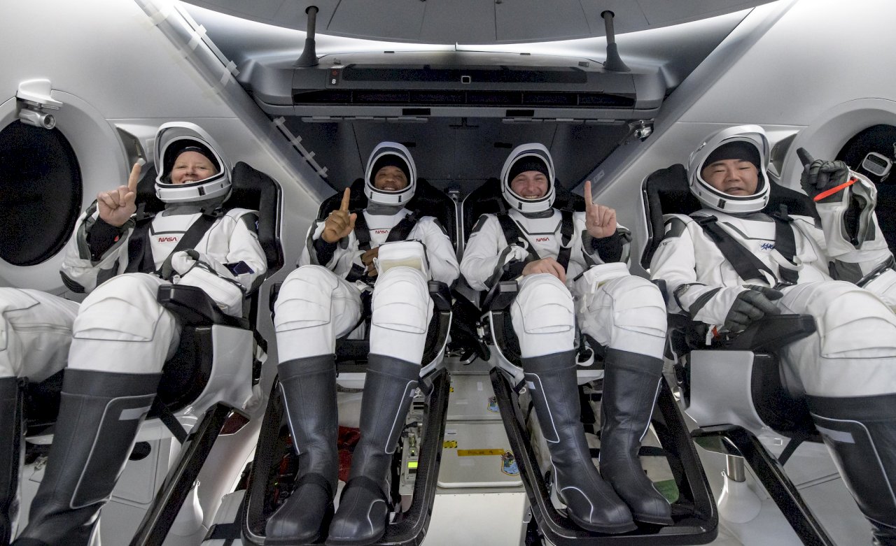 SpaceX太空船降落海上 太空人談經歷想到卡通