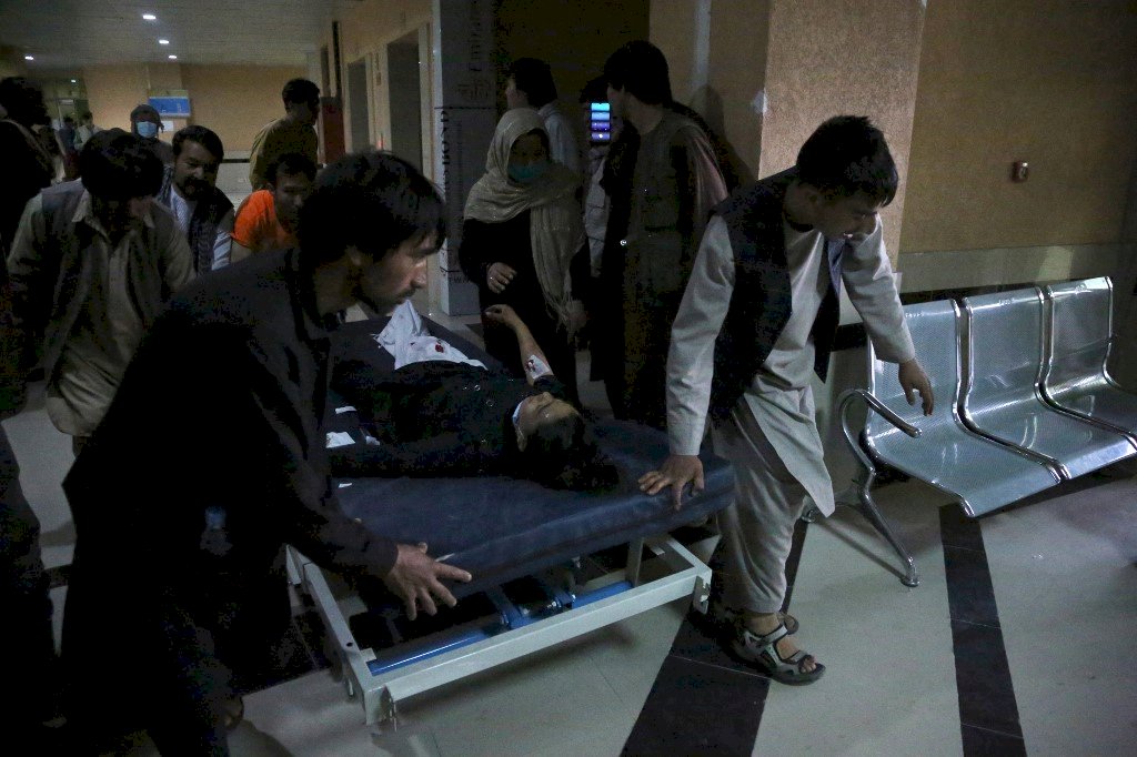 阿富汗一所高中遭炸彈攻擊 至少55人死亡、150人受傷