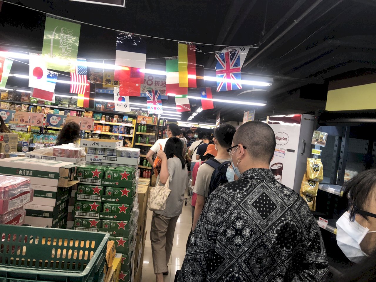 擠爆！雙北第三級警戒 超市量販店爆發搶購潮結帳等逾一小時