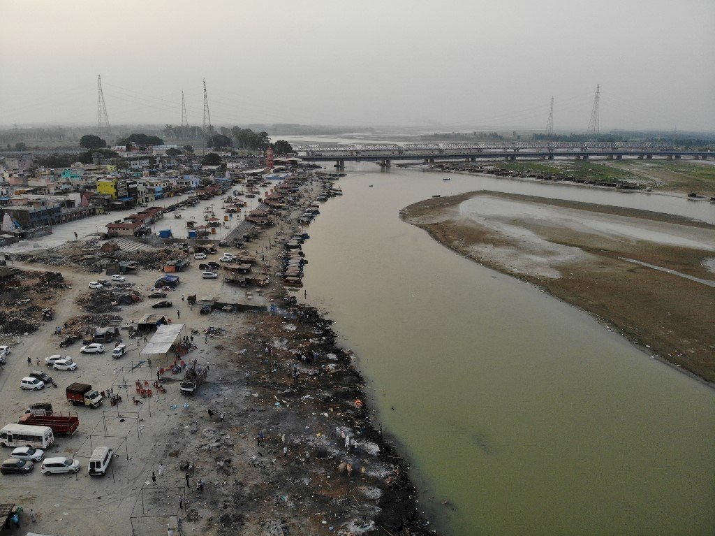 貧窮與恐懼 印度官員坦承染疫死亡遺體被拋入河中