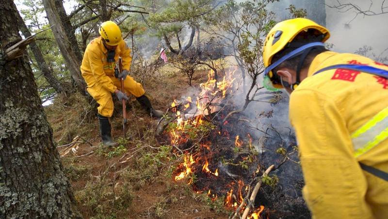 玉山林班火災  救災人員海拔3000公尺背溪水滅火