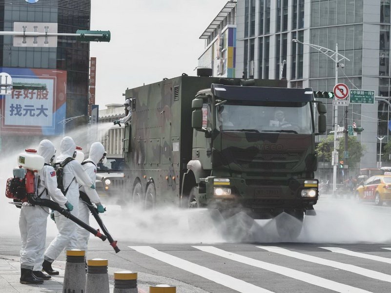國軍化學兵赴萬華消毒 三總醫護進駐快篩站