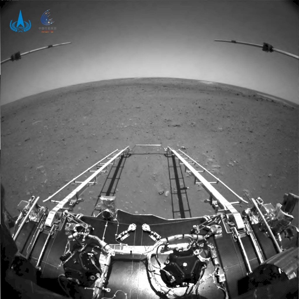 中國祝融號駛離著陸平台 開始在火星表面巡視
