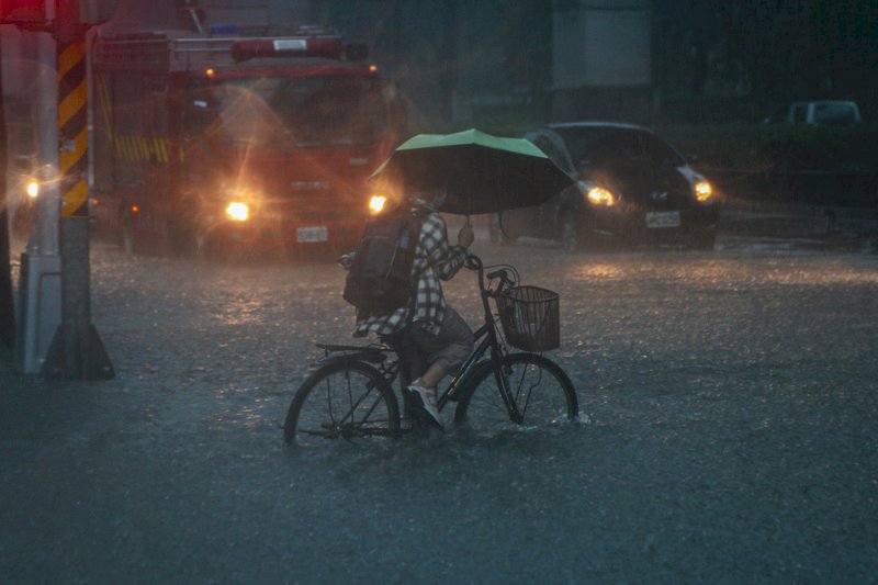 台灣本島、澎湖大雨及豪雨特報 愈晚雨勢愈明顯