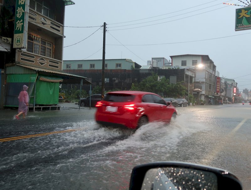 梅雨鋒面持續發威 南部、東部、各山區留意驟雨及豪大雨
