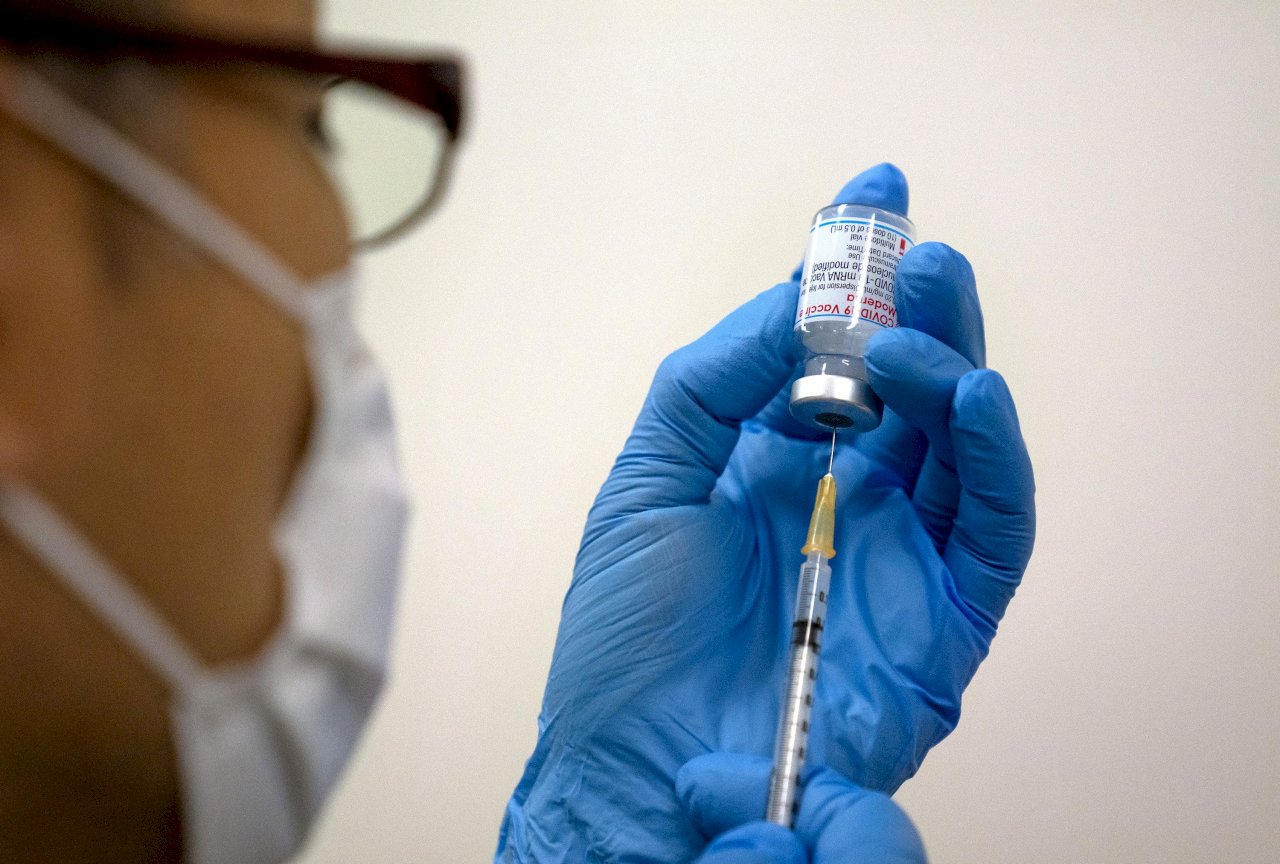 北市12.5萬名小學生 比照中學生校園接種疫苗