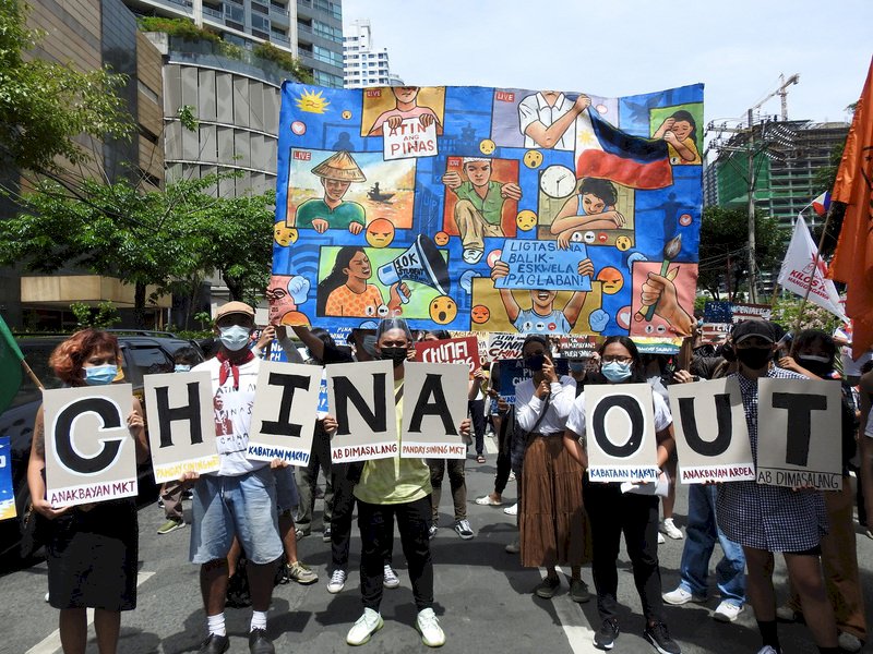 菲獨立日千人中國使館前抗議 促離開西菲律賓海