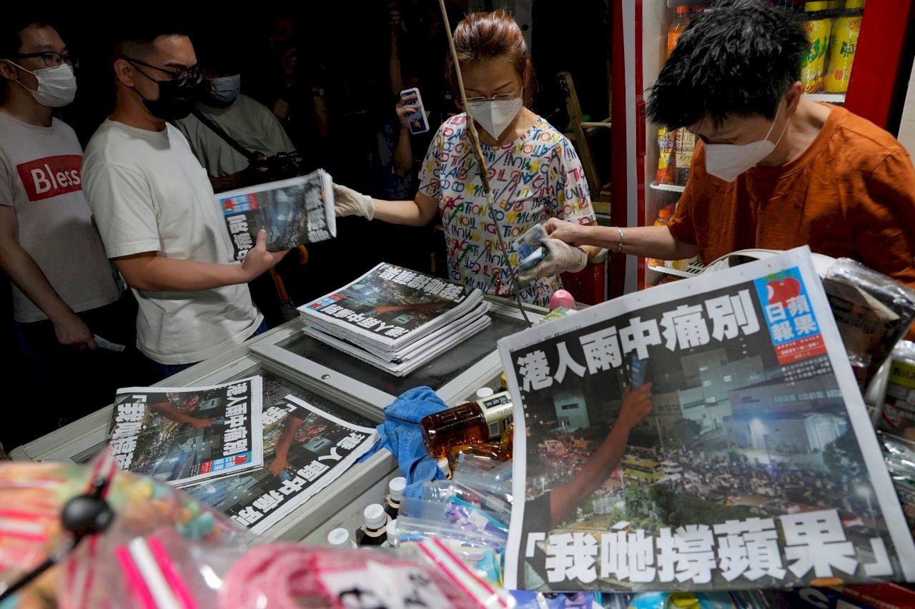 歷史洪流下的淚與反抗 香港蘋果日報最終章
