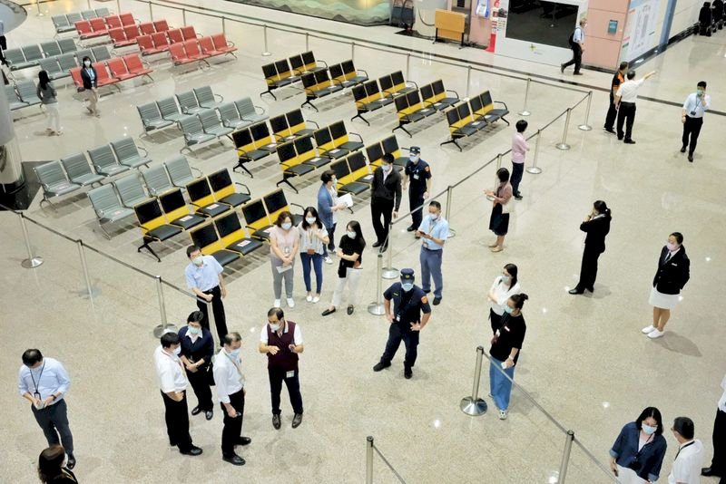機場入境檢疫升級每人採檢約4分鐘 桃機籲旅客耐心等候