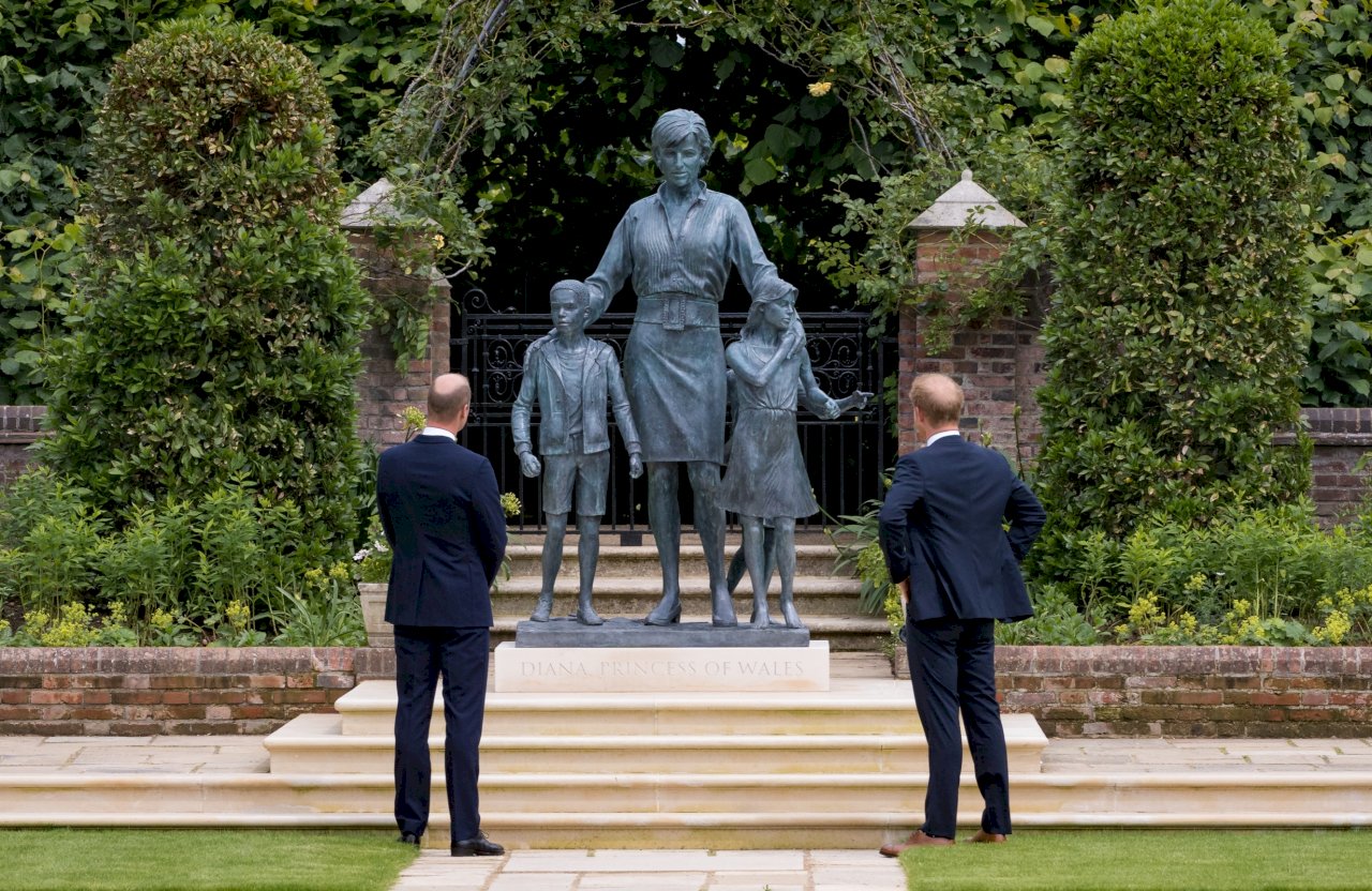 威廉與哈利放下歧見 攜手為黛妃雕像揭幕