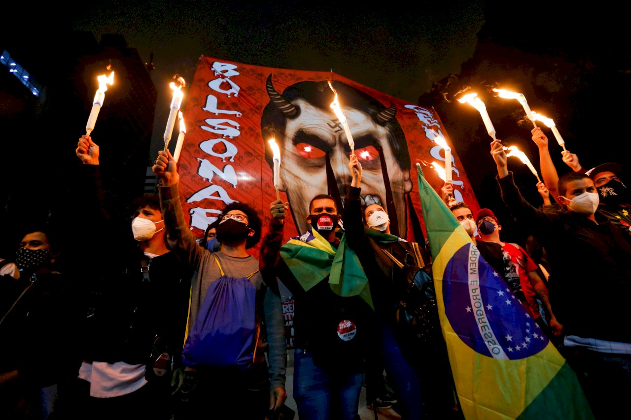 巴西民眾連續第三天示威 要求彈劾波索納洛