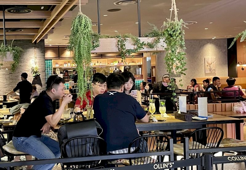 新加坡放寬餐廳內用一桌最多5人 民眾：超級開心