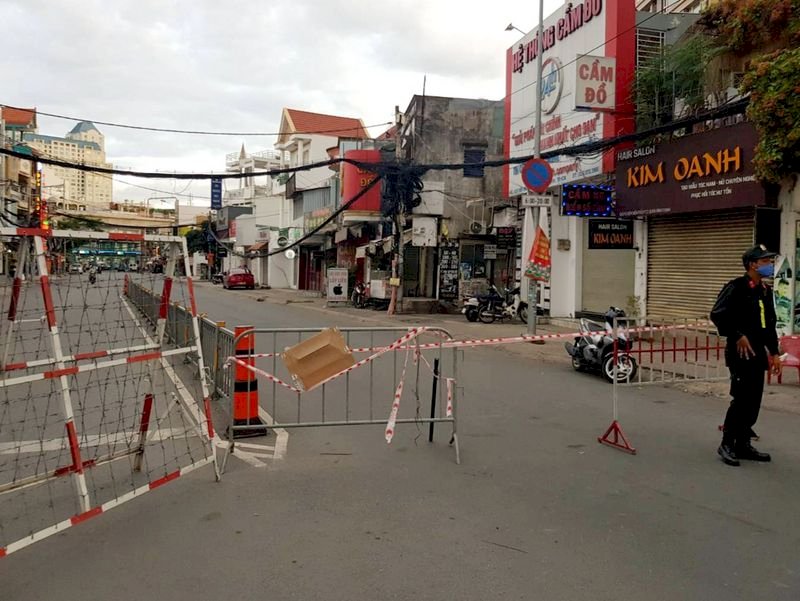 越南疫情升溫 胡志明市封鎖軍隊部署街頭
