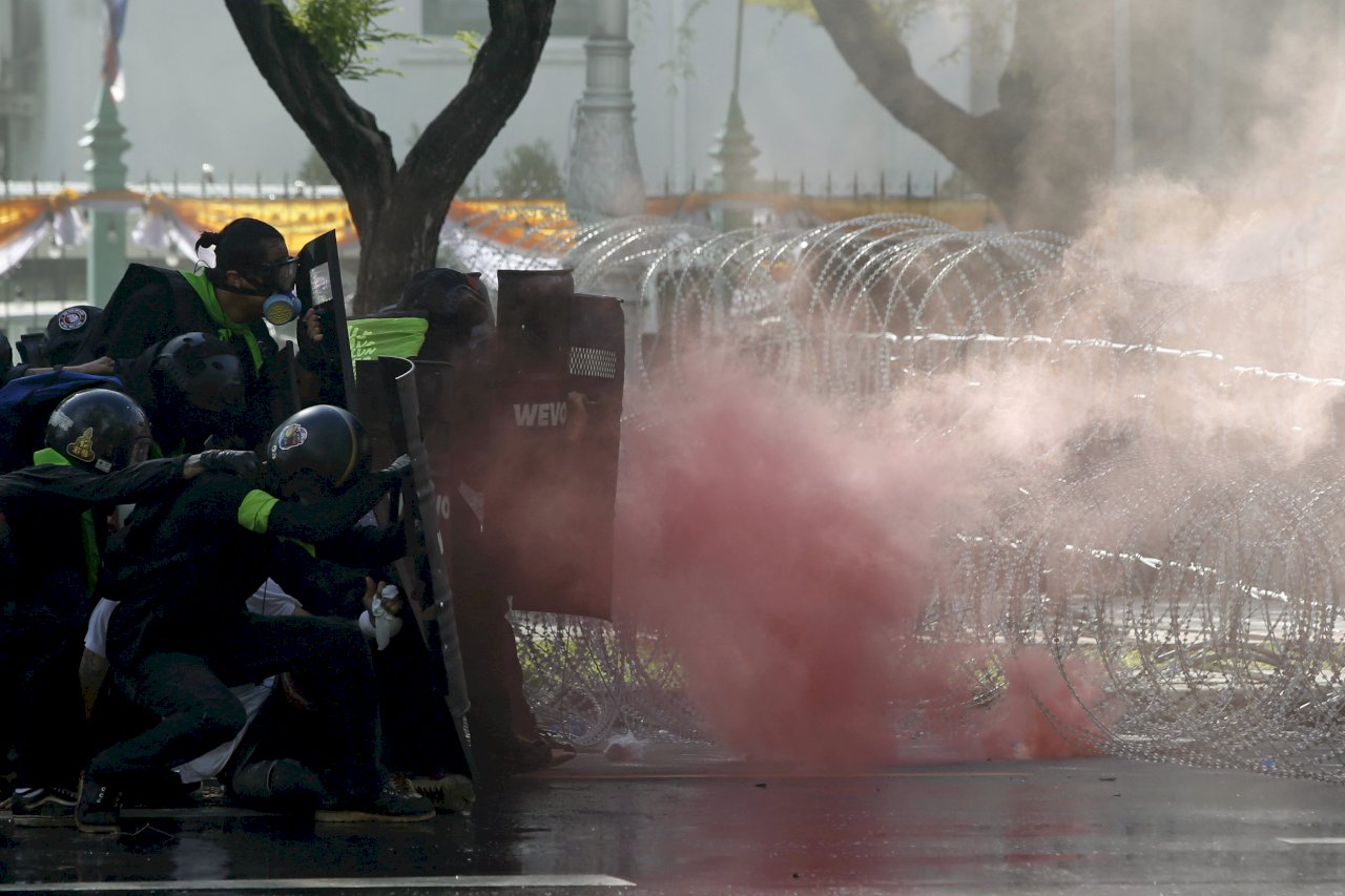 泰國示威民眾拆路障前往政府大樓 與警察爆衝突