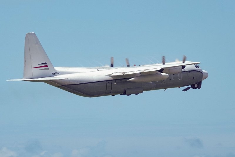 疑似美國C-130運輸機降落桃機  短暫停留後飛離