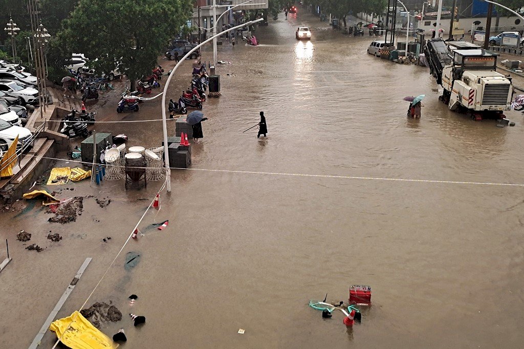 鄭州史上最大豪雨 水淹地鐵12人喪生