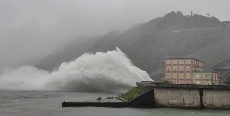 颱風烟花降雨量大 睽違近兩年石門水庫今洩洪