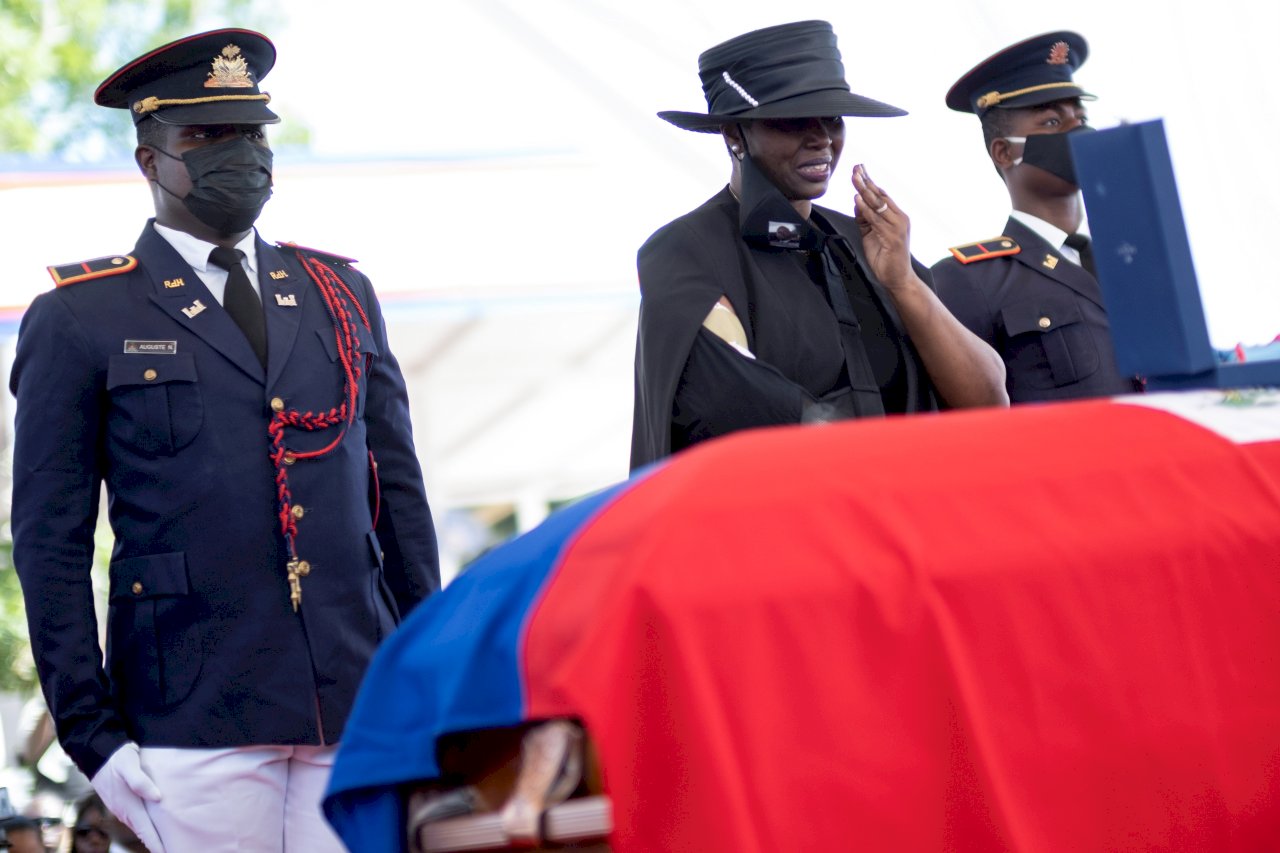 海地總統國葬不平靜 場外驚傳槍響