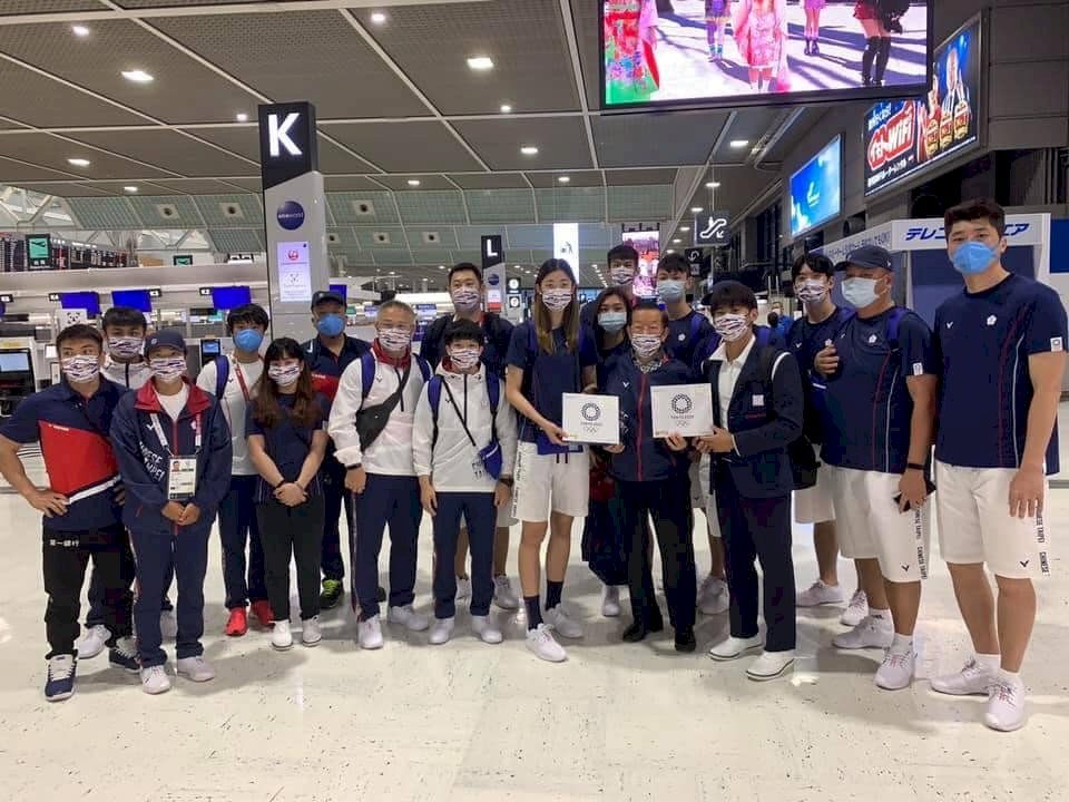 親送18位奧運選手返台 謝長廷：謝謝選手為台灣的努力和心血