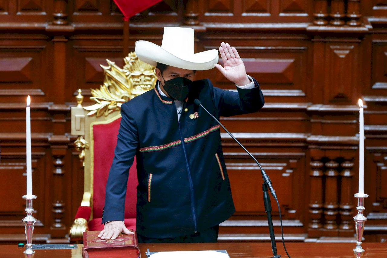 秘魯新總統宣誓就職 承諾終結貪腐制定新憲