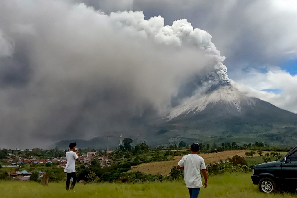 印尼西納彭火山噴發12分鐘  煙塵飄至1公里外