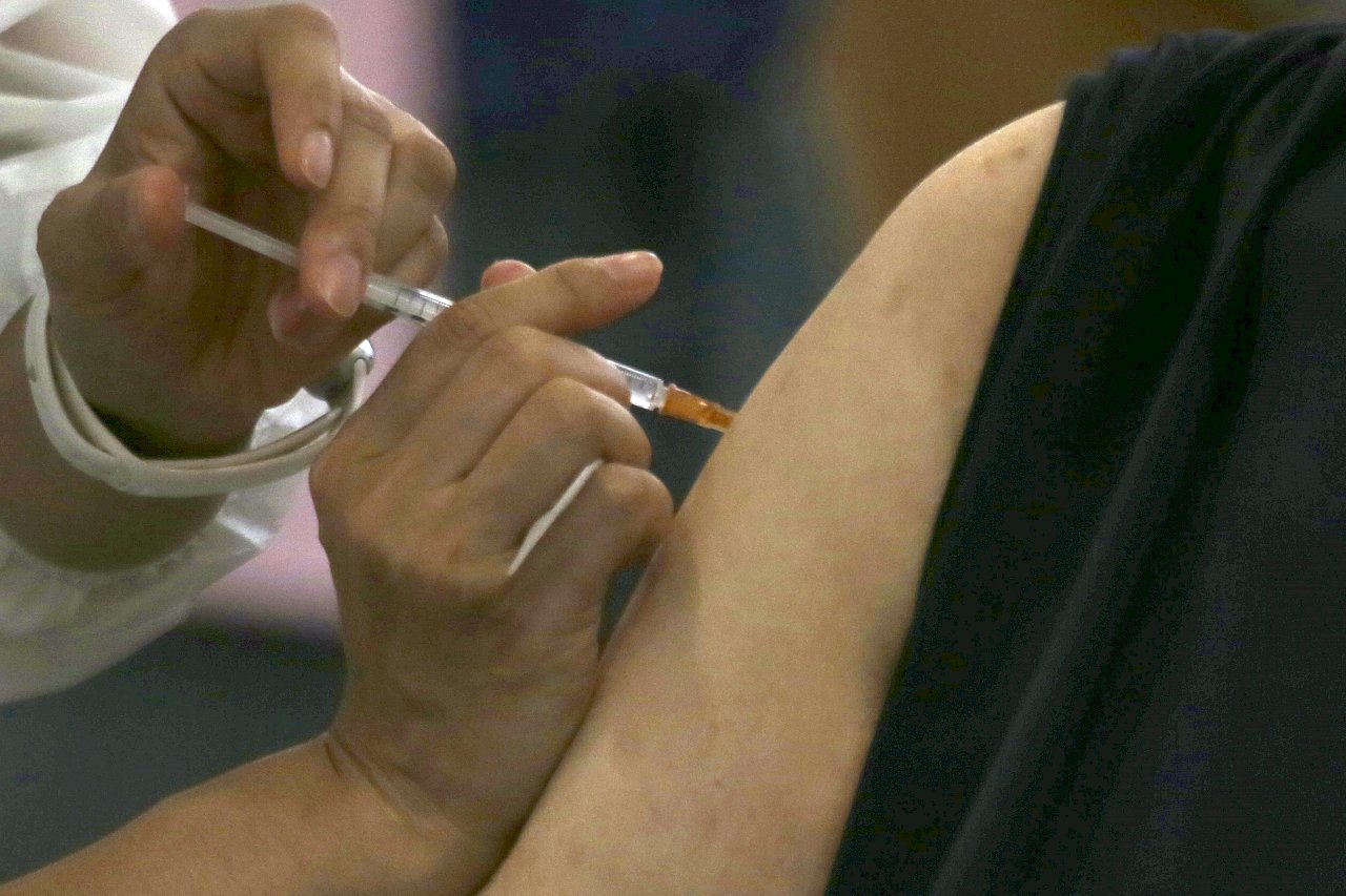 拜登政府強制大型企業接種疫苗 聯邦法院下令暫停