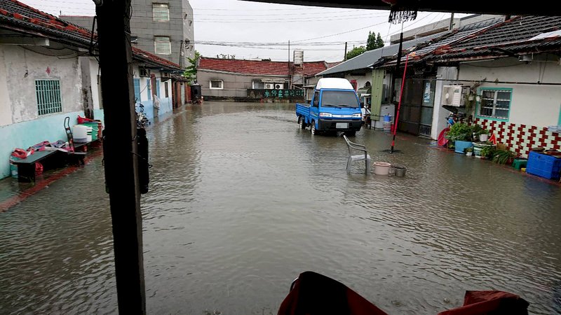 全台10縣市嚴防豪大雨 彰化海線鄉鎮淹到小腿