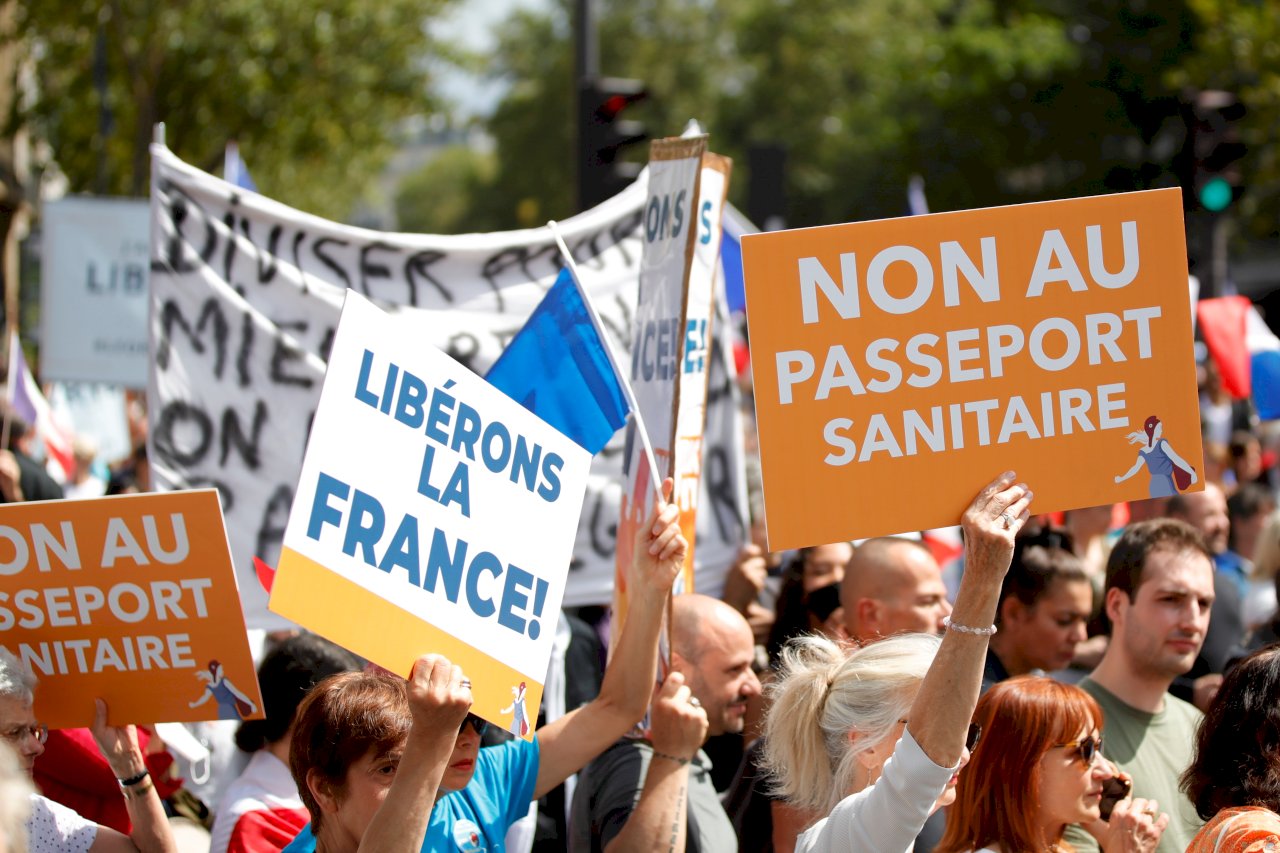 法國逾20萬人走上街頭 抗議健康通行政政策