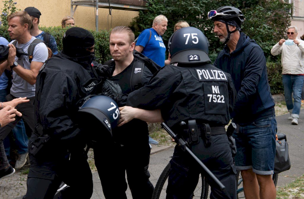 德國民眾不滿防疫禁令上街頭 柏林爆發警民衝突