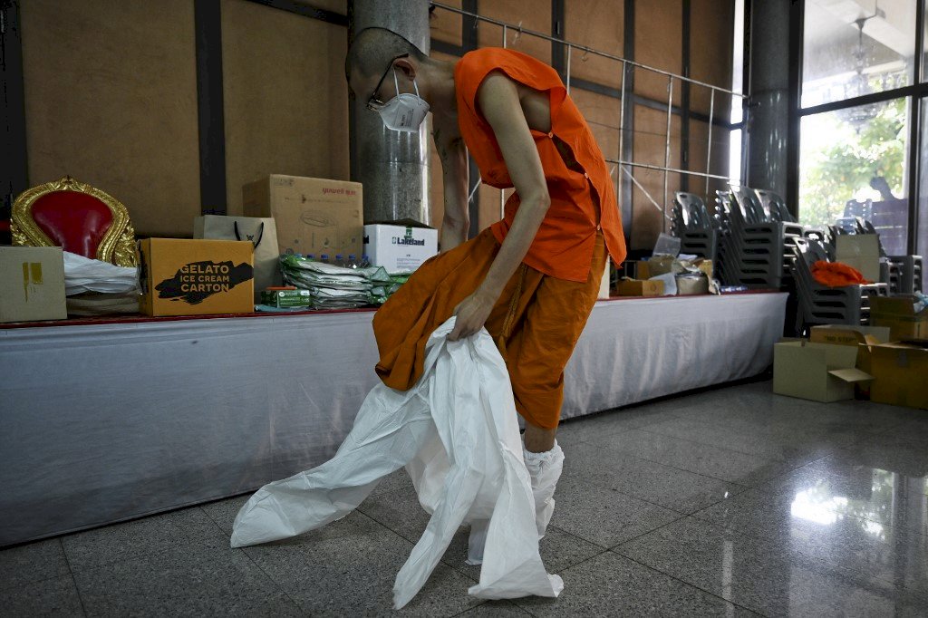 泰國疫情肆虐 僧侶穿上防護衣服務弱勢鼓舞人心
