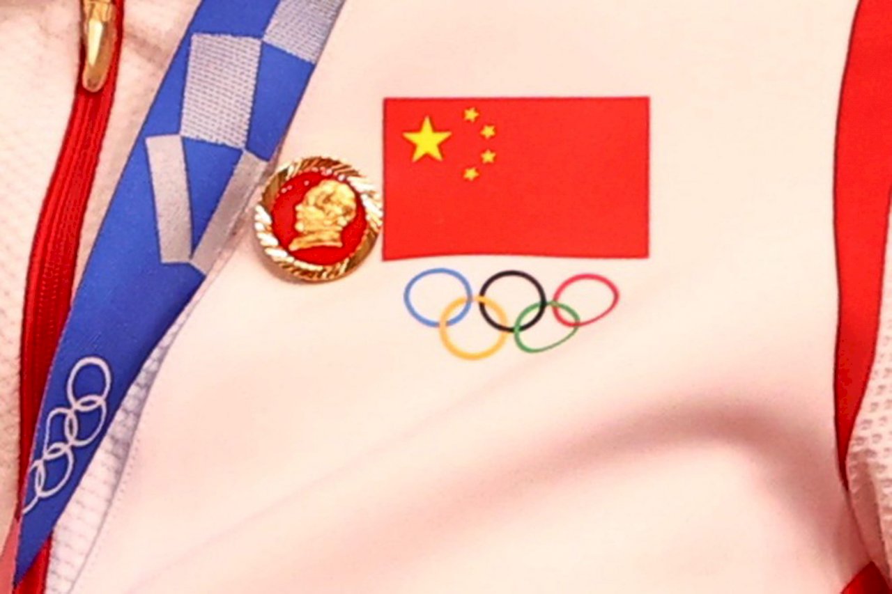 2金牌得主頒獎戴毛澤東徽章 國際奧會等待中國說明