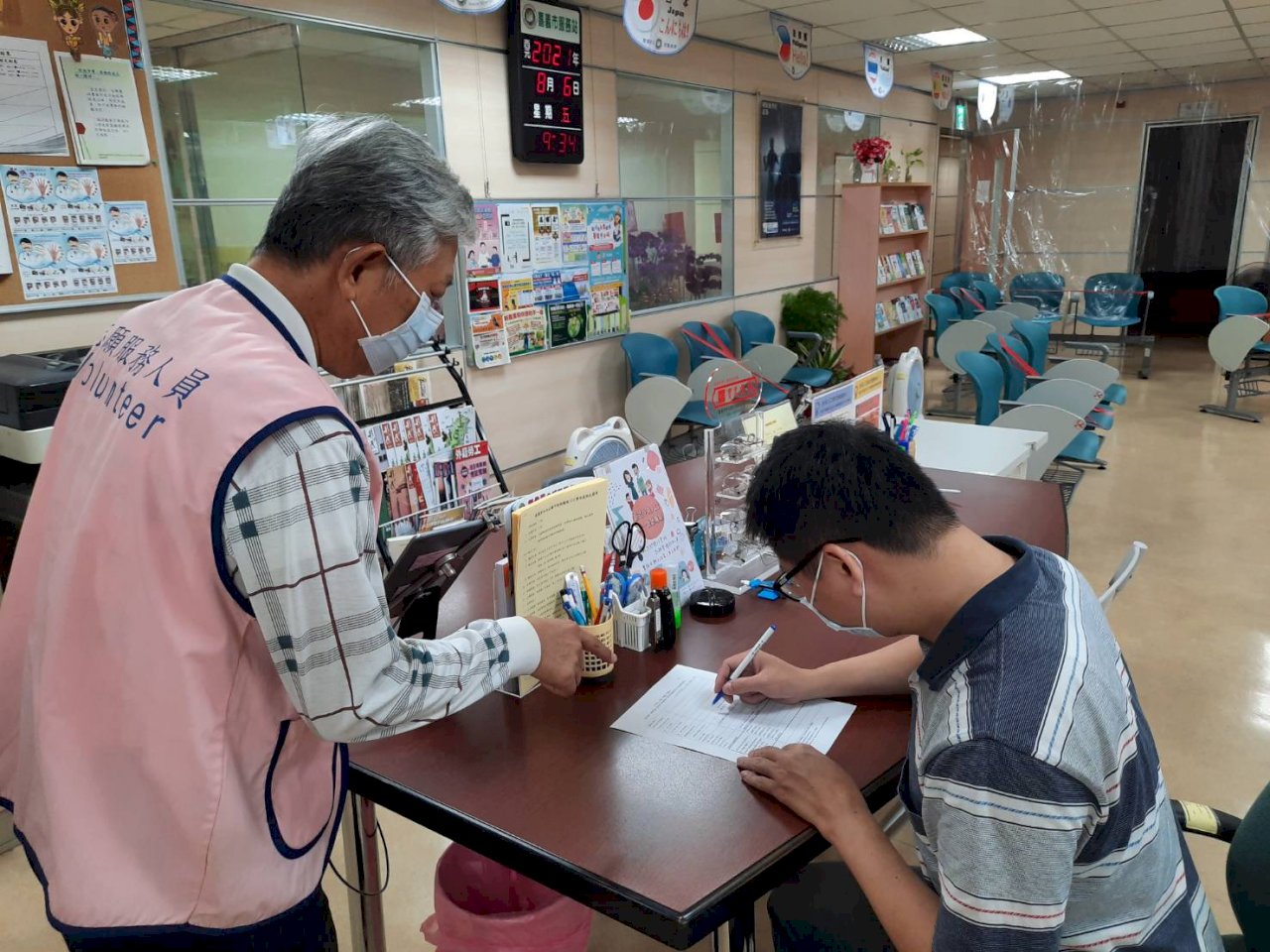 孝順台女婿替越南岳父母申請證號預約疫苗 「感謝政府開放」