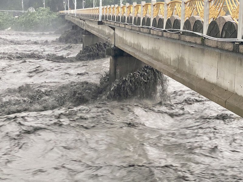 中南部豪雨 總統指示全力支援災害搶救、維持交通運輸安全