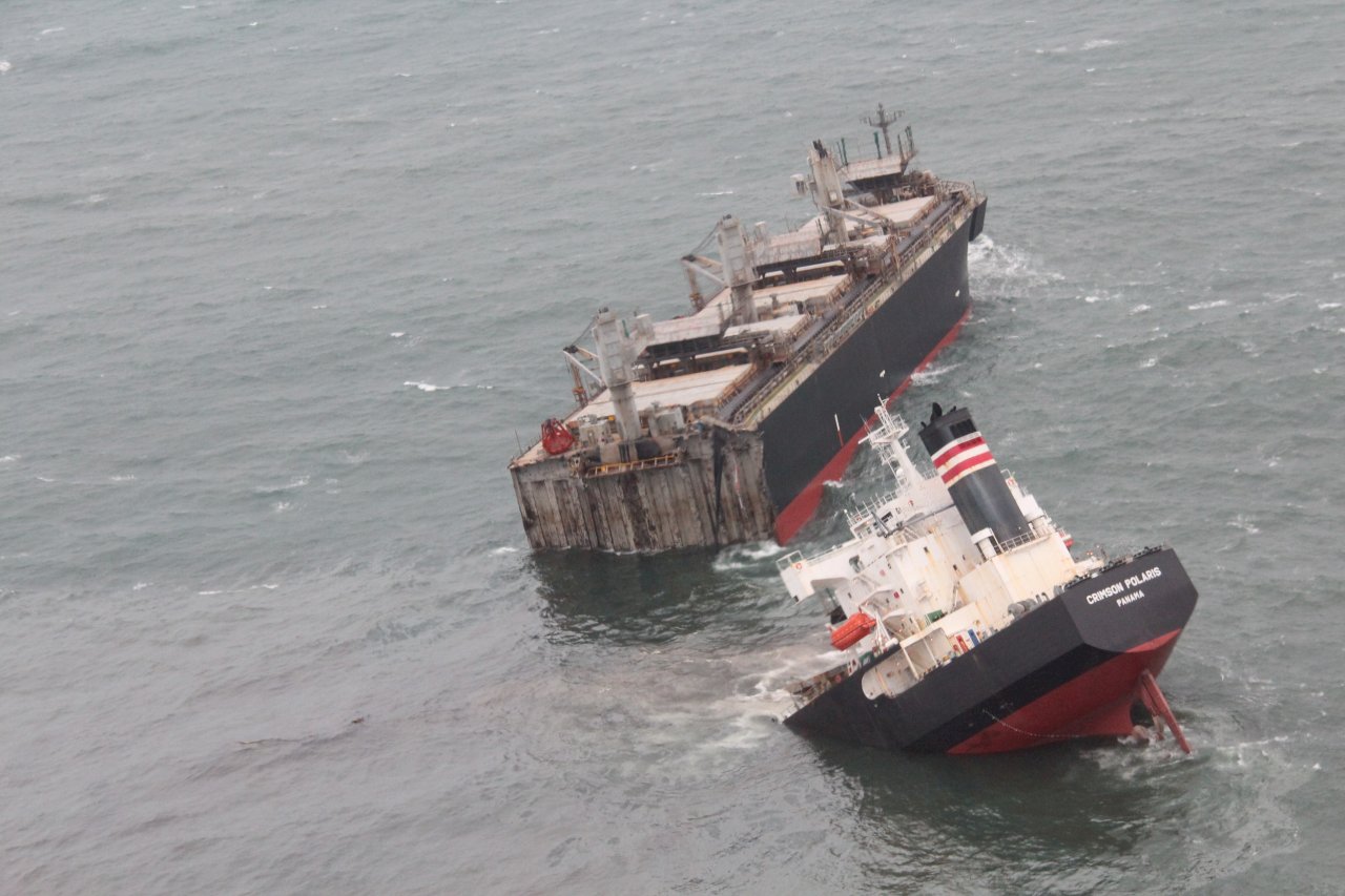 巴拿馬籍貨船日本觸礁 船身斷兩截漏油綿延5公里