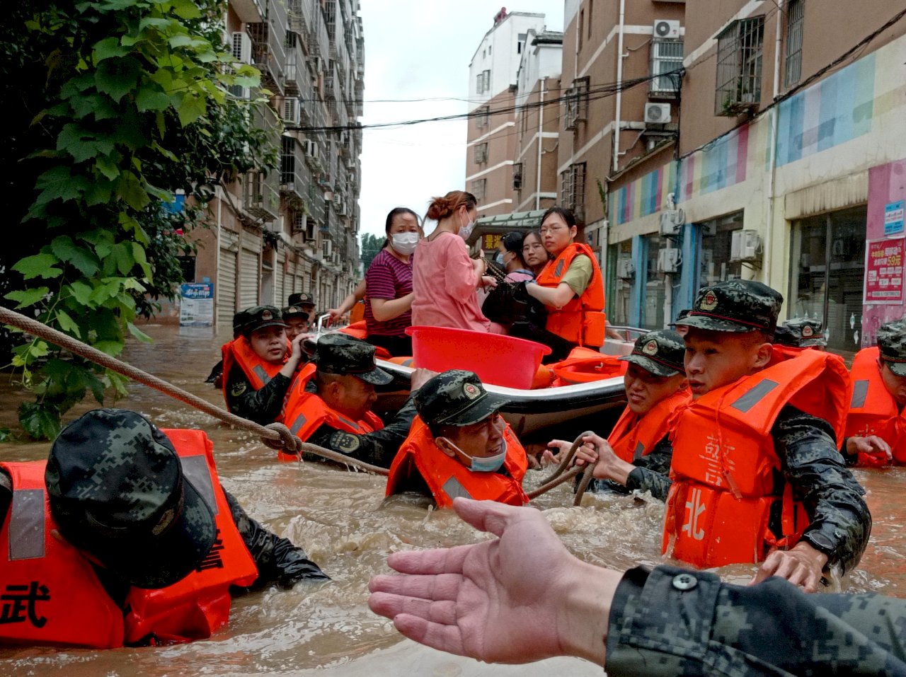 中國湖北省豪雨成災 5城市發布紅色警戒