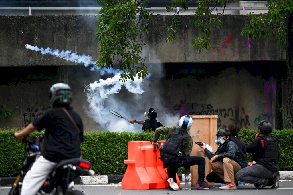 泰國抗議民眾朝總理官邸遊行 與警察爆衝突
