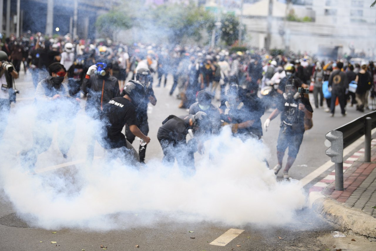泰國車隊示威 總理官邸附近爆警民衝突