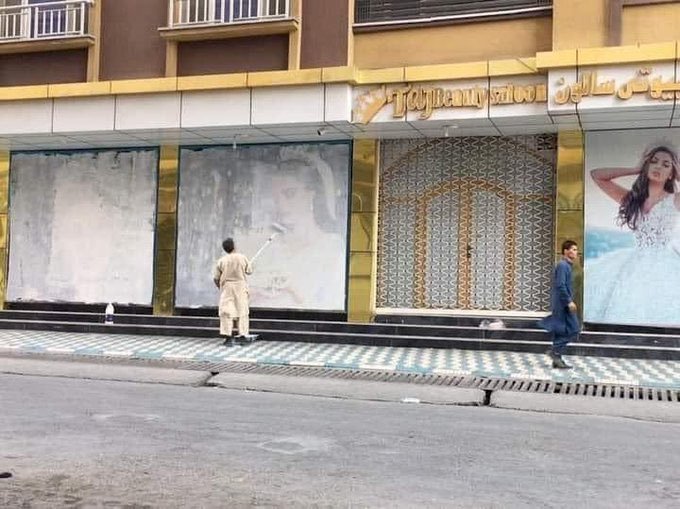 塔利班重掌權 喀布爾商店忙塗掉女性模特兒廣告