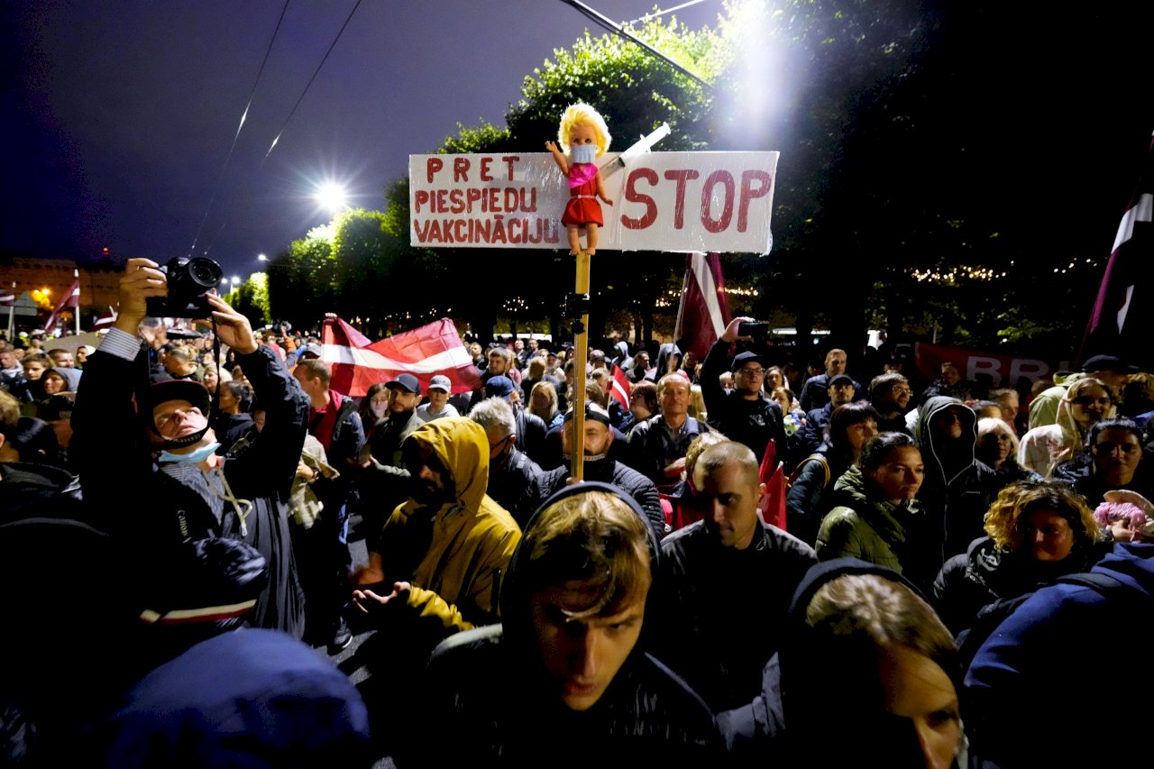 抗議防疫措施 拉脫維亞爆發逾10年來最大示威