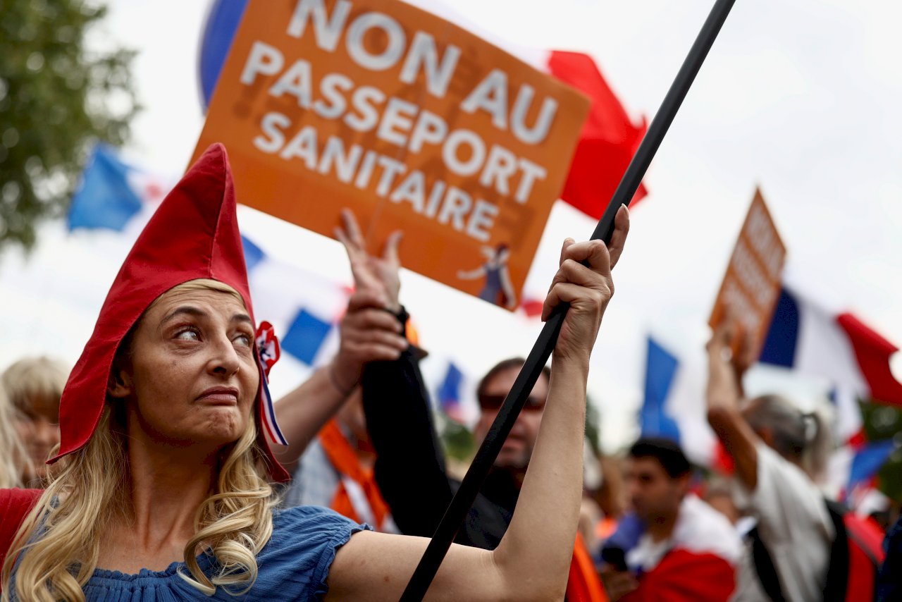 法國民眾連6週上街 抗議健康通行證制度