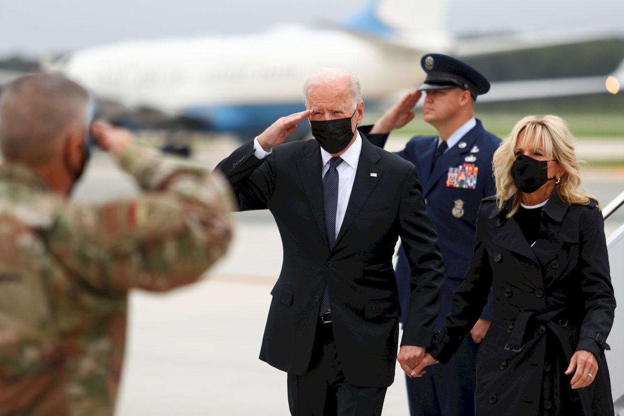 白宮：拜登訪美空軍基地 向喀布爾遇難人員致敬