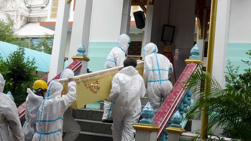 泰國染疫死亡人數攀升 寺廟成最後送行者