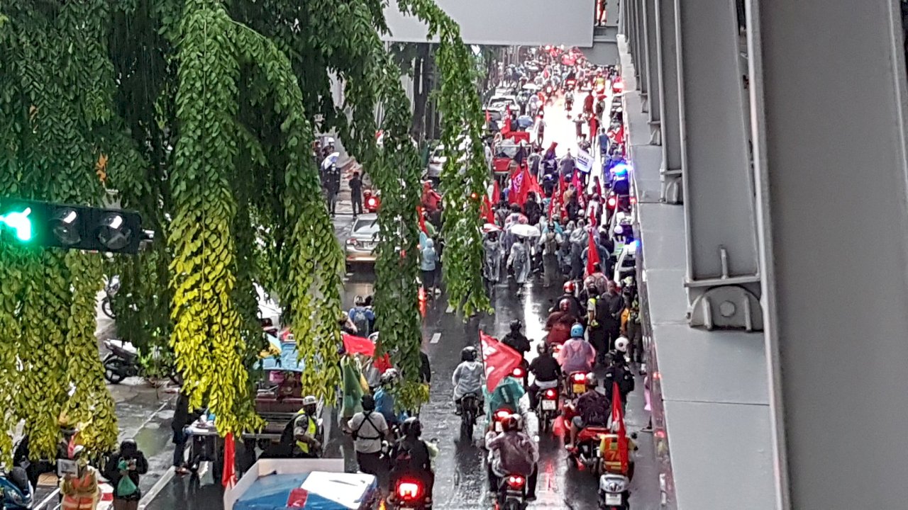 泰國總理逃過不信任案 曼谷上百名抗議者雨中抗議