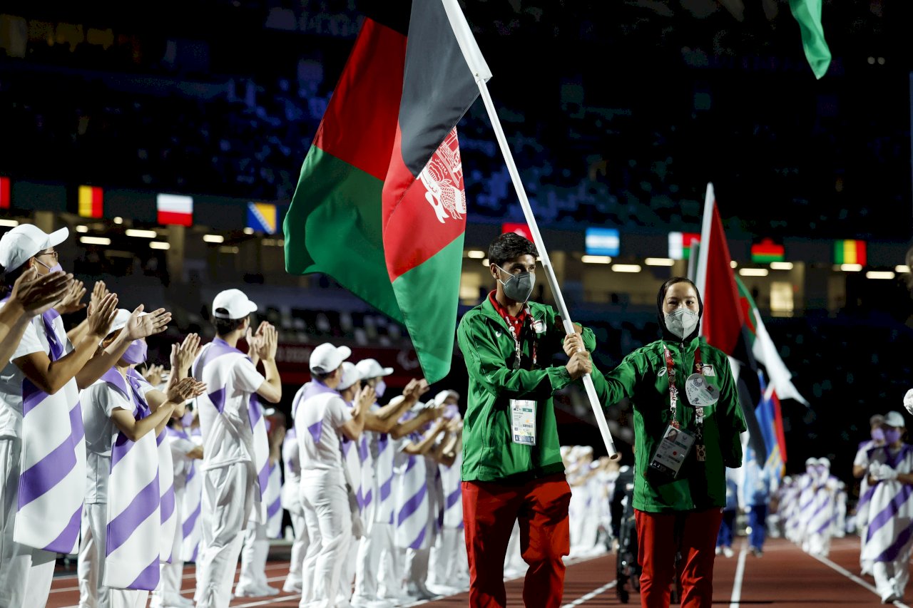 東京帕運閉幕式 阿富汗選手高舉國旗入場