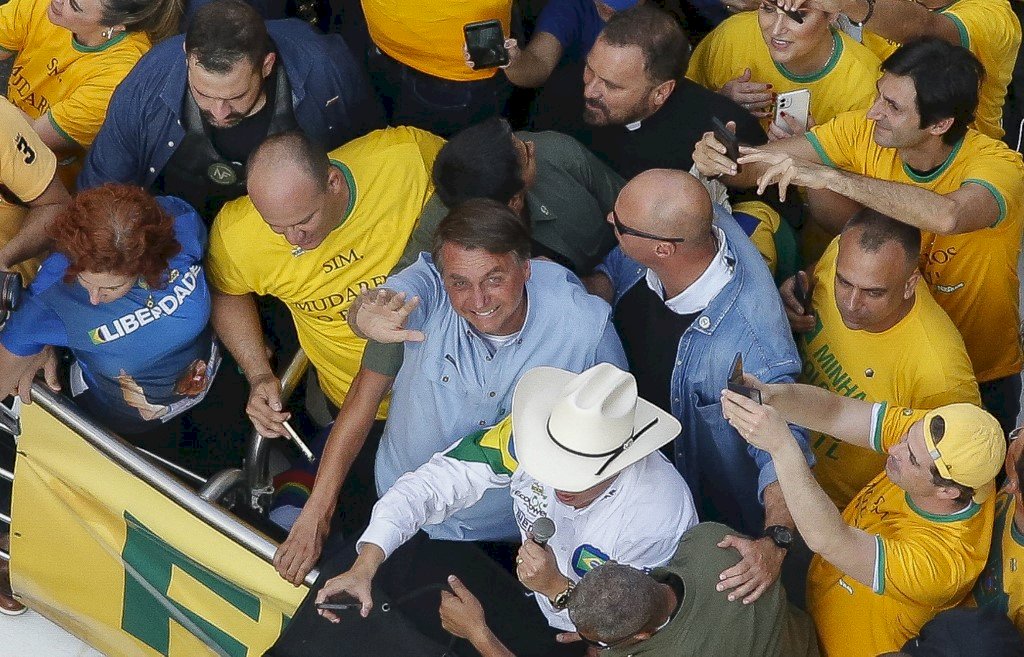 巴西總統帶頭示威反民主 發表宣言威脅司法