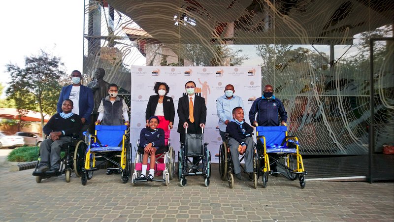 南非代表處捐贈輪椅給曼德拉基金會 幫助弱勢