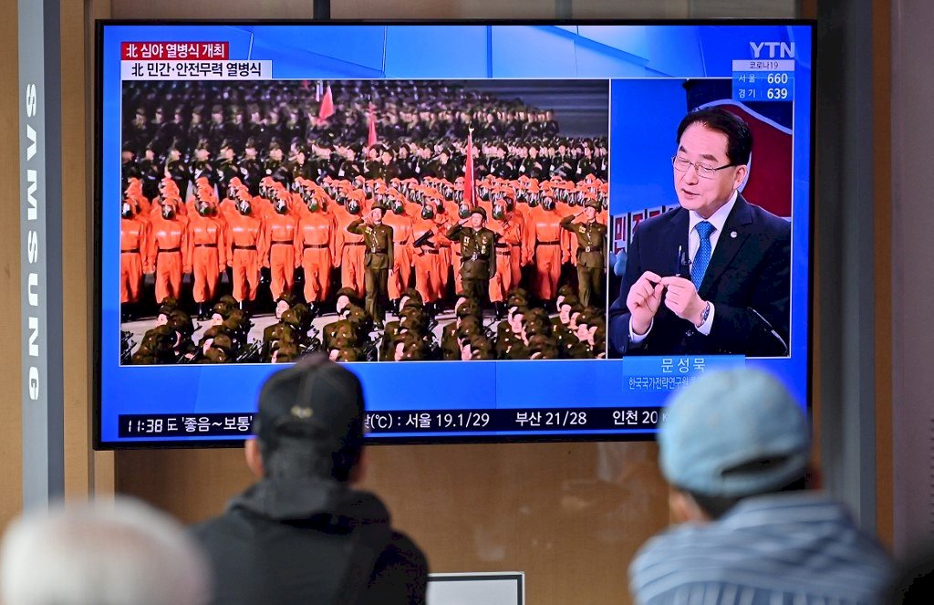 北韓閱兵慶建國73週年 士兵身穿防護衣列隊行進